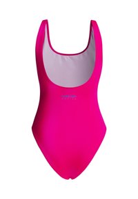 Jasnoróżowy jednoczęściowy strój kąpielowy z głębokim, okrągłym dekoltem i małym srebrnym logo Red Bull Racing na piersi na białym tle.