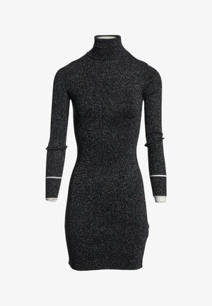 Robe en maille noire scintillante à manches longues avec col roulé haut et bordure blanche près des poignets, silhouette ajustée, longueur genou.