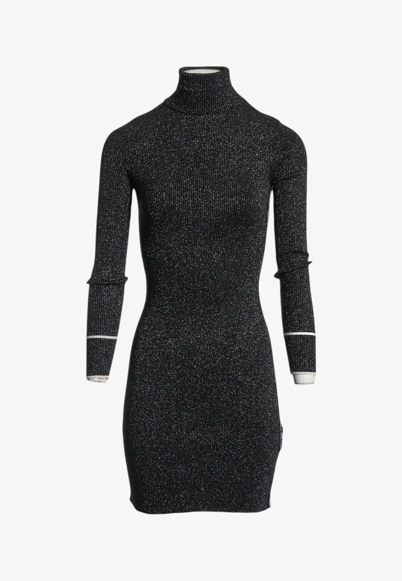 Robe en maille noire scintillante à manches longues avec col roulé haut et bordure blanche près des poignets, silhouette ajustée, longueur genou.