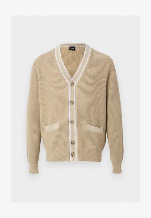 Μπεζ πλεκτή ζακέτα με κουμπιά μπροστά, δύο μπροστινές τσέπες, V-λαιμόκοψη και λευκή επένδυση γύρω από το γιακά και το πάνελ με τα κουμπιά.