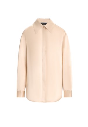 Beige silkbluse med spidse krave, lange ærmer og knaplukning foran. Har en glat, skinnende overflade og rundet kant.