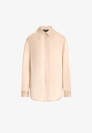 Beige silkbluse med spidse krave, lange ærmer og knaplukning foran. Har en glat, skinnende overflade og rundet kant.