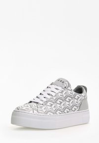 Sneaker bianchi e grigie con motivi geometrici, lacci piatti e una spessa suola bianca. Tallone in pelle grigia con dettagli del marchio.
