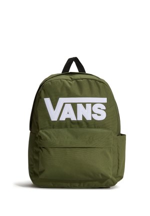 Zaino verde oliva con manico nero, grande tasca frontale, tasca laterale e logo Vans bianco sulla parte anteriore.