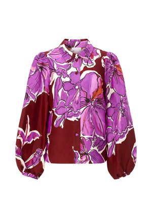 Nööbitud pluus, millel suured lilla ja roosa lillemustriga burgundiapunase taustal, pikad volangiga varrukad ja klassikaline krae.