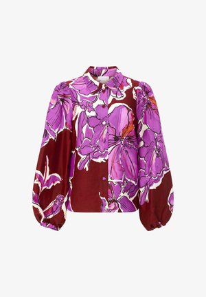 Nööbitud pluus, millel suured lilla ja roosa lillemustriga burgundiapunase taustal, pikad volangiga varrukad ja klassikaline krae.