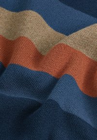 Tissu tricoté rayé en bleu, beige et orange brûlé. Texture douce avec un motif côtelé subtil et des rayures de largeur variable.