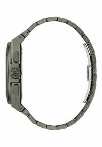 Reloj metálico verde militar con una caja rectangular, eslabones de banda texturizados, esfera redonda y botones visibles en el lateral.