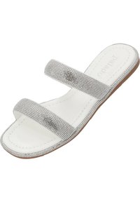 Zilveren slidersandalen met twee glinsterende banden, witte zachte binnenzool en bruine buitenzool. Kenmerkt zich door een platte ontwerp en minimalistische stijl.