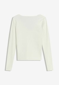 Długi rękaw top w kolorze off-white, o prążkowanej fakturze, kwadratowym dekolcie, dopasowanym kształcie, z prostym dołem i bez widocznych akcentów wzorniczych.