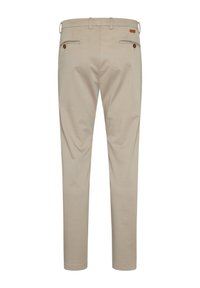Beige Herrenhose mit Gürtelschlaufen, zwei Knopfgesäßtaschen und schlanker Passform.