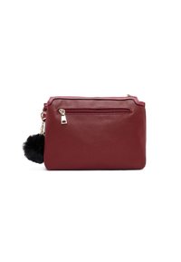 Borsa a mano in pelle borgogna con superficie testurizzata, tasca frontale con zip e charm a pompon nero attaccato di lato.