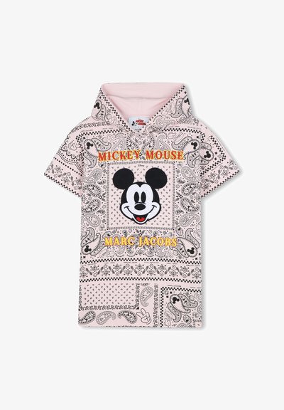 Roze katoenen t-shirt met korte mouwen, voorzien van een zwart-wit Mickey Mouse graphic, omringd door paisley patronen en merktekst.