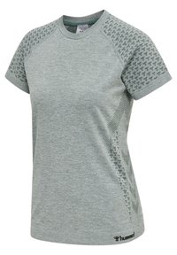 Jasnoszary sportowy T-shirt z krótkimi rękawami, z teksturowanymi panelami na ramionach oraz logo wzdłuż dolnej krawędzi. Wykonany z miękkiego, oddychającego materiału.