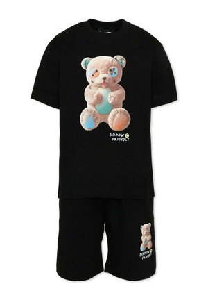 Ensemble noir composé d'une chemise à manches courtes et d'un short, avec un motif coloré d'ours en peluche et le texte "Barrow Friendly" sur le haut et le short.
