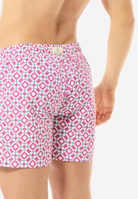 Costumi da bagno con un motivo geometrico rosa che presenta diamanti bianchi e dettagli blu. Vita elastica, tessuto liscio, lunghezza sopra il ginocchio.