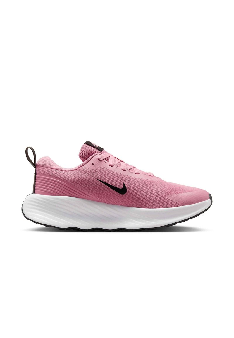 Baskets de sport rose clair avec une tige texturée, logo swoosh noir, semelle intermédiaire blanche et semelle en caoutchouc ; comprend une languette au dos.