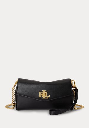Pochette en cuir noir avec bandoulière chaîne dorée et logo RL doré sur le rabat avant, avec une lanière de poignet amovible.