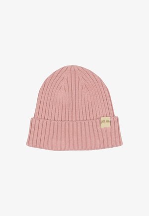 Roze gebreide beanie met ribbelstructuur, heeft een omgeslagen rand en een klein label aan de zijkant. Zacht, warm materiaal bedoeld voor hoofddeksels.