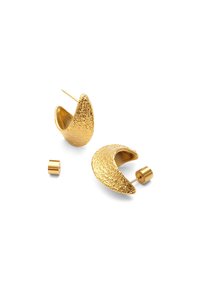 Boucles d'oreilles en or avec des surfaces texturées en forme de croissant et incurvée. Comprend un tige cylindrique et un fermoir pour un maintien sécurisé.