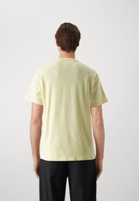 Tommy Jeans TJM REG BADGE TEE EXT - Camiseta básica - lemon zest