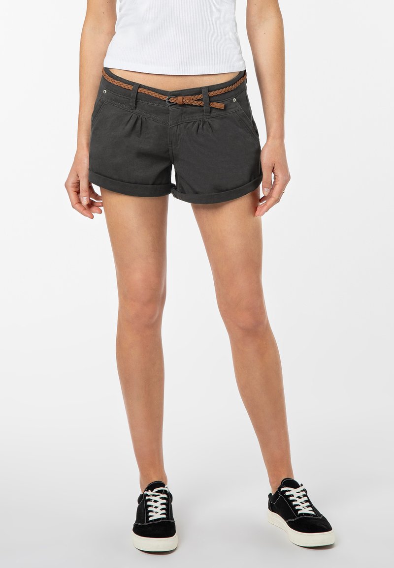 Donkergrijze katoenen shorts met opgerolde zoom en een gevlochten bruine riem. De shorts hebben twee voorkragen en een comfortabele pasvorm.