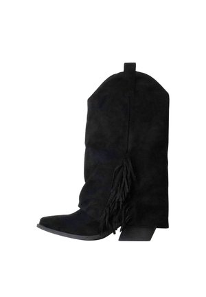 Botte cowboy mi-mollet en suède noir avec un petit talon et un détail à franges sur le côté sur fond blanc.