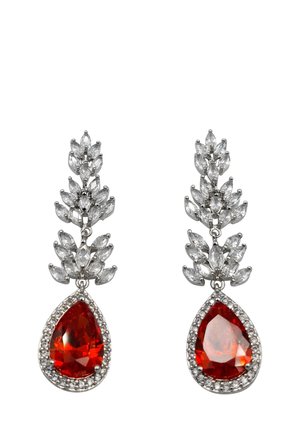 Rote Tränenohrringe mit klaren Edelsteinen, gefasst in einem silberfarbenen Metall. Mit einem floralen Design über den zentralen Steinen.
