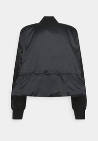 Svart bomberjacka med ett slätt, glänsande tyg, med en kortad skärning, ribbade ärmslut och en klassisk kragsdesign.