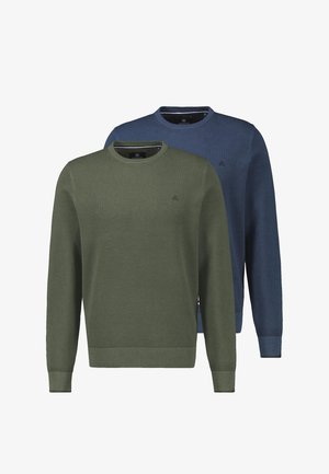 To herrecrewnecktrøjer, en olivengrøn foran og en marineblå bagved, begge med subtilt tekstureret strik og små logoer på brystet.