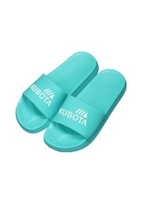 Des sandales en caoutchouc de couleur turquoise, avec une sangle texturée portant le logo "KUBOTA" en blanc et une semelle intérieure texturée pour une meilleure adhérence.