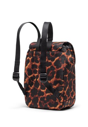 Sac à dos en tissu noir avec un motif léopard marron. Dispose de bretelles noires ajustables et d'une forme rectangulaire.