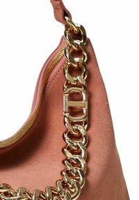 Borsa in suede rosa pallido con tracolla in catena dorata, caratterizzata da un grande dettaglio a fibbia e una chiusura con zip. Texture liscia con accenti minimi.
