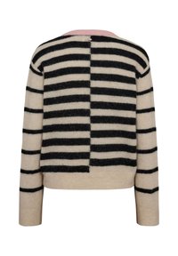 Pull en maille à manches longues avec des rayures horizontales beiges et noires, moitié avec des rayures plus larges et une bordure rose au niveau de l’encolure.