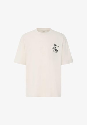 Tricou de culoare alb murdar cu mâneci scurte, cu un mic model floral negru și text pe partea stângă a pieptului, guler rotund, fundal simplu.