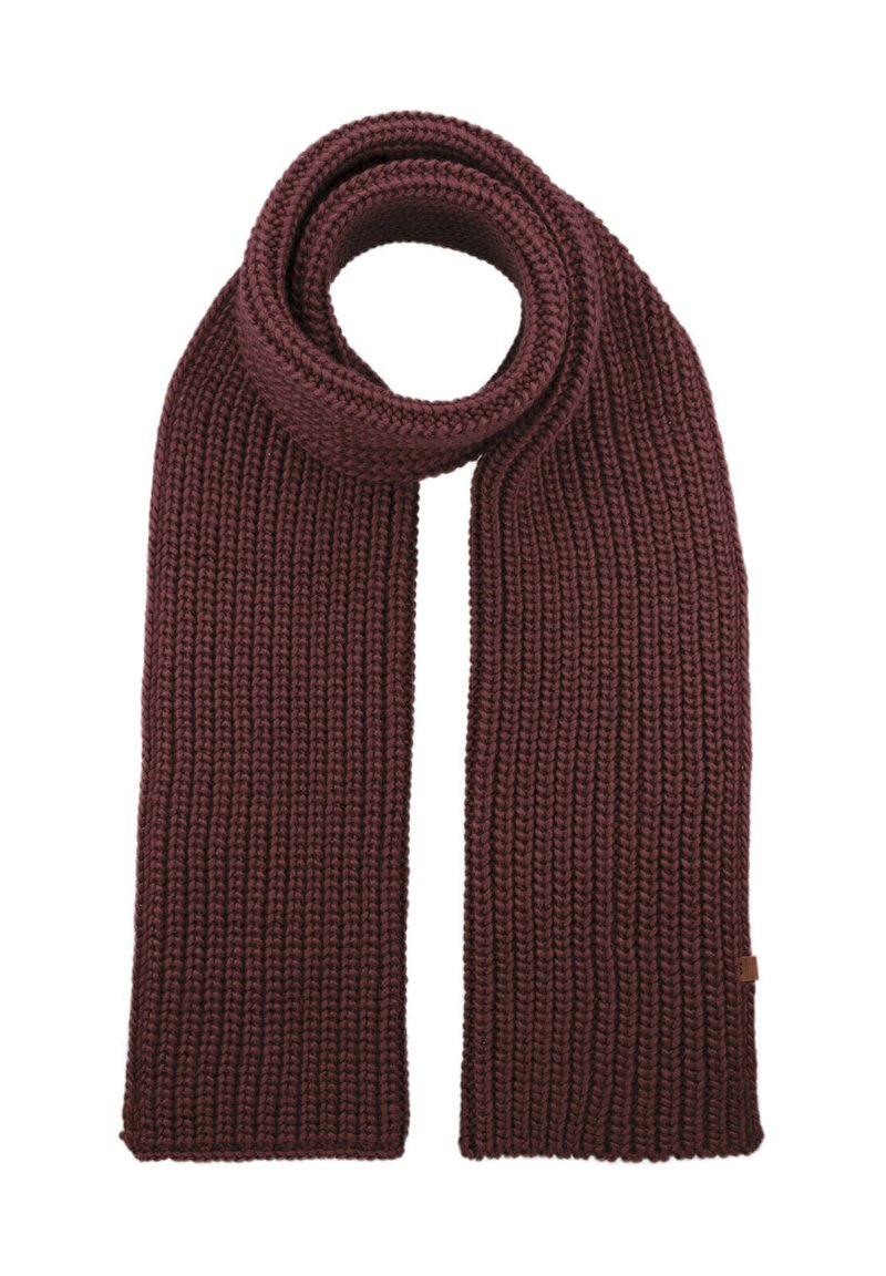 Szydełkowany szal w ciemnym burgundzie, z prążkowaną teksturą. Zapleciony wzór z postrzępionymi końcami i małą skórzaną etykietą w kolorze jasnobrązowym.