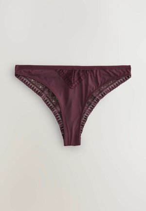 Bordeauxfarbene Bikiniunterteile mit glattem Vorderteil und aufwendiger Spitzenbordüre an den Seiten, die ein Zickzackmuster aufweist und so eine kontrastierende Textur schafft.