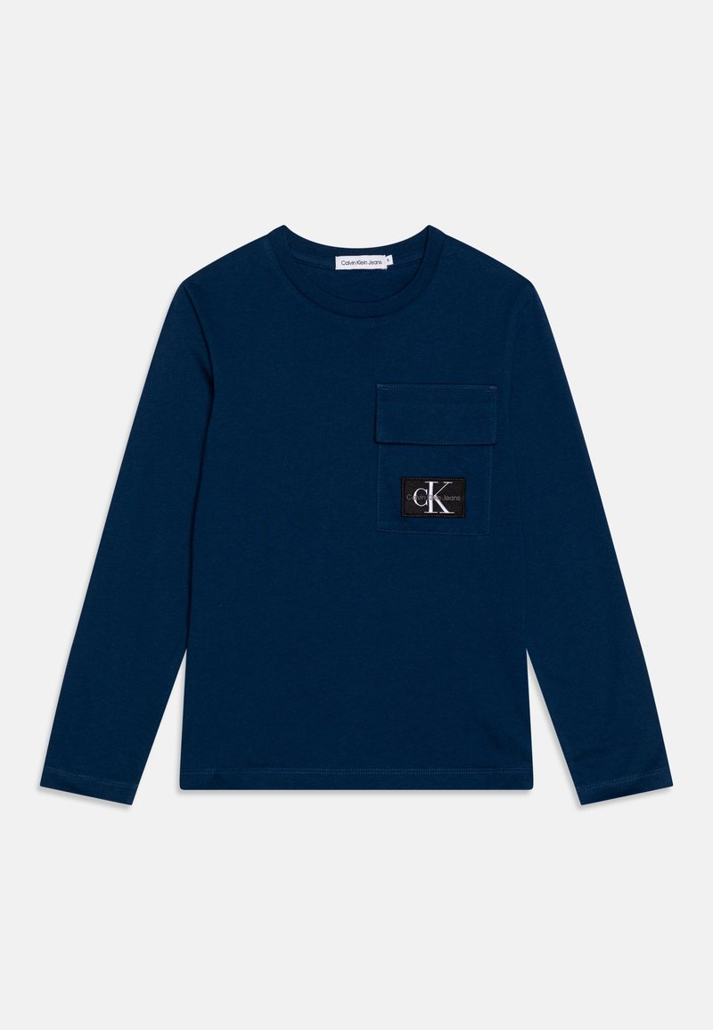 Marineblauwe longsleeve T-shirt van katoen, met een borstzak en een zwart logo-opdruk. Gladde textuur en ronde hals.
