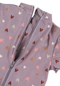 Lila Bodysuit mit kurzen Ärmeln, ausgestattet mit einem Reißverschluss und einem Muster aus kleinen, bunten Herzen in Pink-, Braun- und Grüntönen.