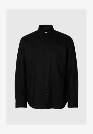 Čierna košeľa s dlhým rukávom na gombíky, s golierom, prednými gombíkmi a štandardnými manžetami, zobrazená na svetlosivom pozadí.