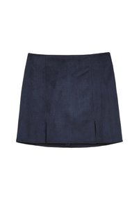 Mini gonna in suede di un blu navy scuro, con due spacchi frontali e orlo dritto su uno sfondo bianco.