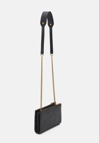 Černá kožená kabelka přes rameno se zlatým řetízkovým popruhem, s hladkou texturou a horním zipem. Kompaktní obdélníkový design.