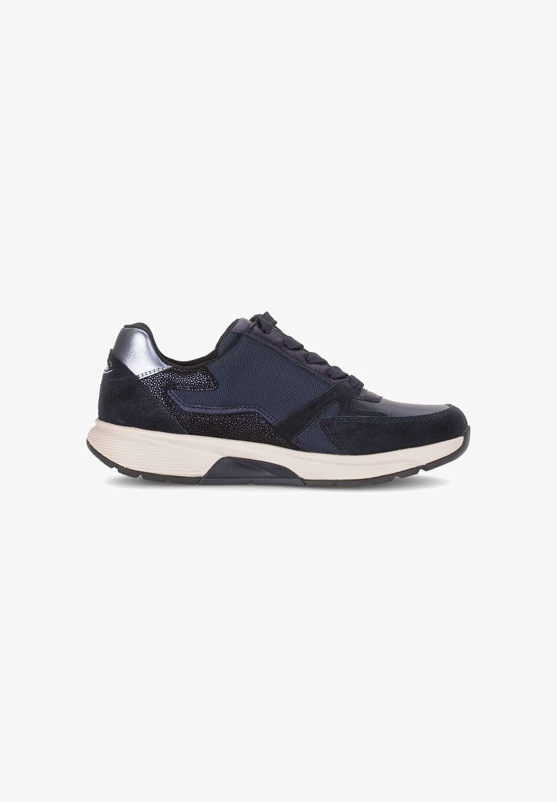 Donker marineblauwe sneaker met een combinatie van textuurmesh, suède en gecoate accenten. Lichtgewicht zool met profiel voor comfort en flexibiliteit.