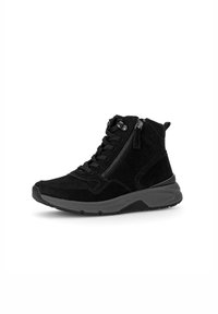 Baskets montantes noires en suede, avec une finition texturée, un laçage à l'avant et une fermeture éclair sur le côté. Semelle en caoutchouc noire épaisse qui offre un bon soutien.