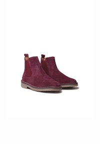Burgunderfärgade mocka Chelsea-boots med elastiska sidopaneler och dragflikar, med en platt gummisula och kontrasterande sömmar runt kanterna.