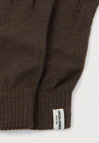 Brązowa dziana tkanina z prążkowanymi mankietami oraz białą metką z napisem "JACK&JONES SINCE 1990".