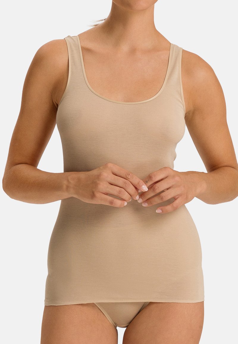 Canottiera beige realizzata in un materiale morbido e elasticizzato. Presenta un collo a barchetta e spalline larghe, che si estendono fino sotto i fianchi.