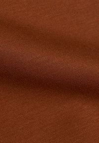 Hnědá látka s texturovaným, tkaným povrchem, která se vyznačuje bohatým zemním odstínem a jednotným vzorem malých, těsně tkaných vláken.