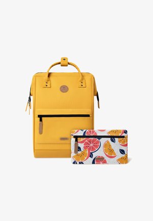 Gelber Rucksack aus strukturiertem Stoff, mit Oberhandgriff, vorderer Reißverschlusstasche und rundem Logo. Enthält ein Reißverschluss Täschchen mit einem Obstmuster in Orange und Pink.