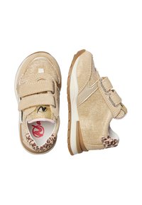 Zapatillas beige con un acabado texturizado, que presentan doble correa de velcro, acentos de estampado de leopardo en el interior y una suela de goma.